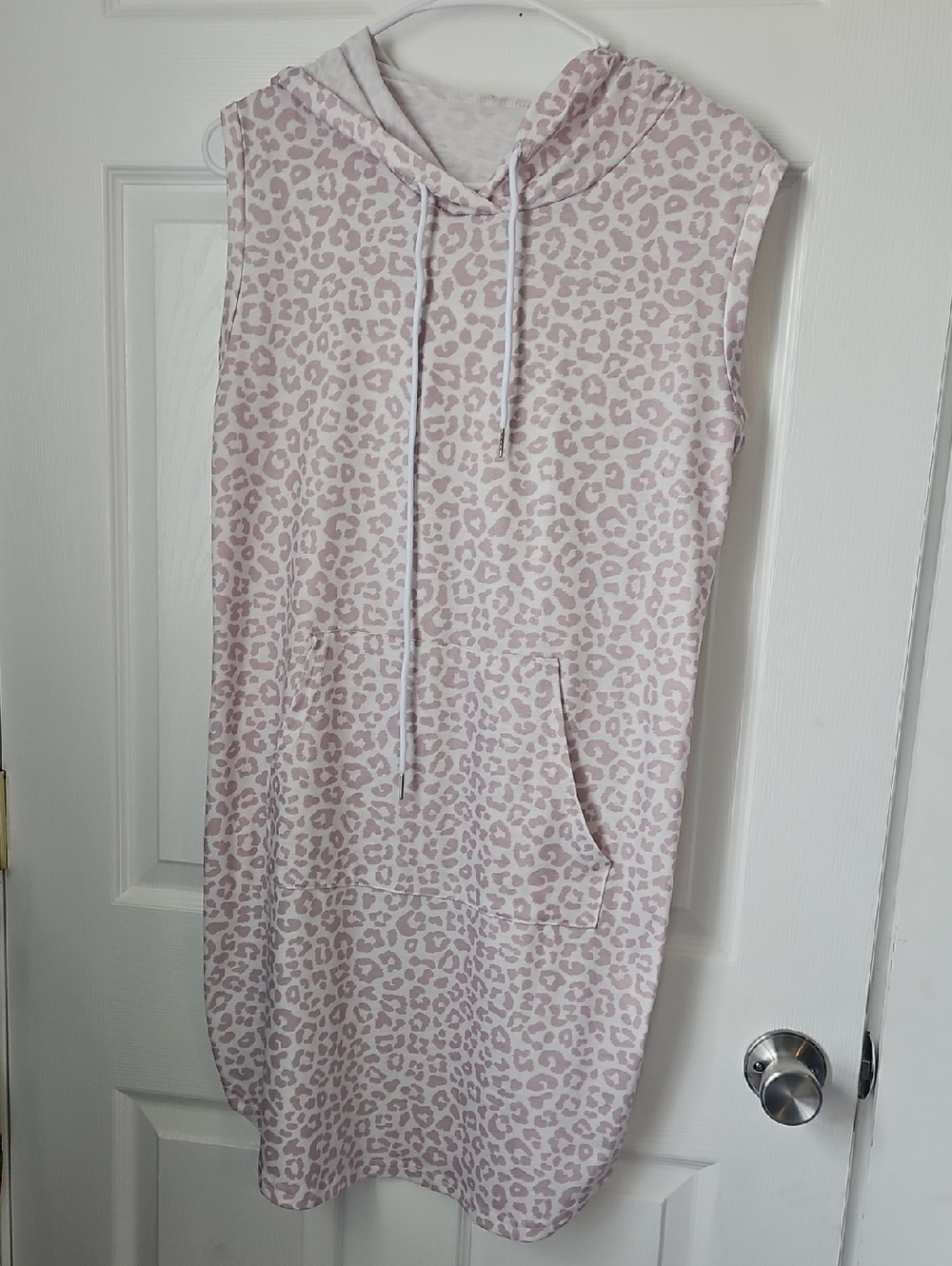 Sleeveless Hooded Midi Dress in Light Mauve Leopard Print
